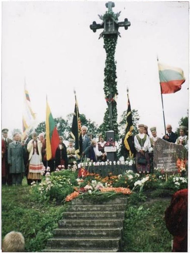 Paminklas Tauro apygardos vadų: Rymanto, Paparčio ir Šaulio, žūties vietoje